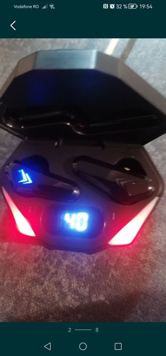 Căști wireless pentru gaming, cu control tactil și afișaj led, noi