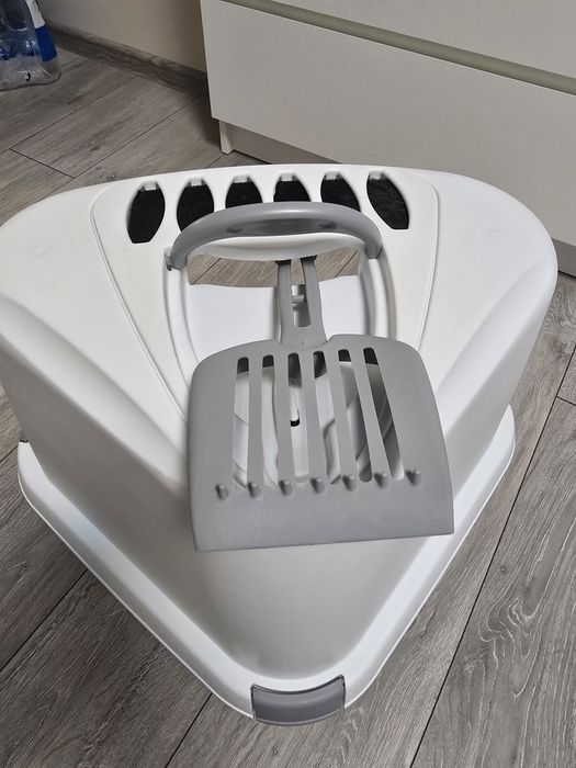 Котешка ъглова тоалетна закрита