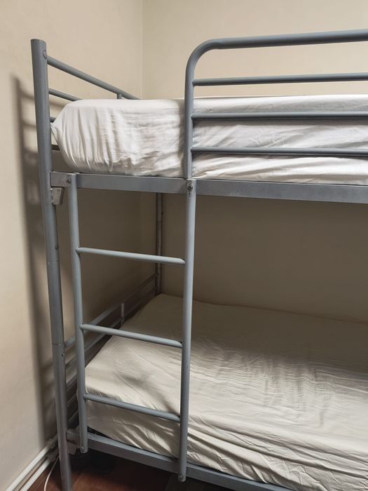 Pat metalic supraetajat de la Ikea
