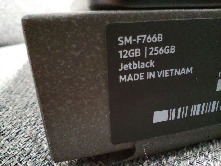 Samsung Z Flip 7 256GB / 12GB RAM