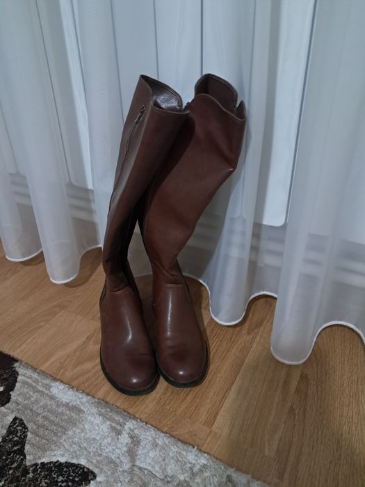 Vând cizme purtate o singură dată