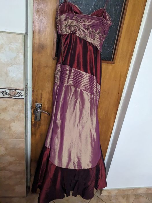 Rochie de nunta, lunga, tip sirenă, specific armeneasca