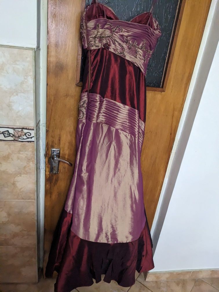 Rochie de nunta, lunga, tip sirenă, specific armeneasca