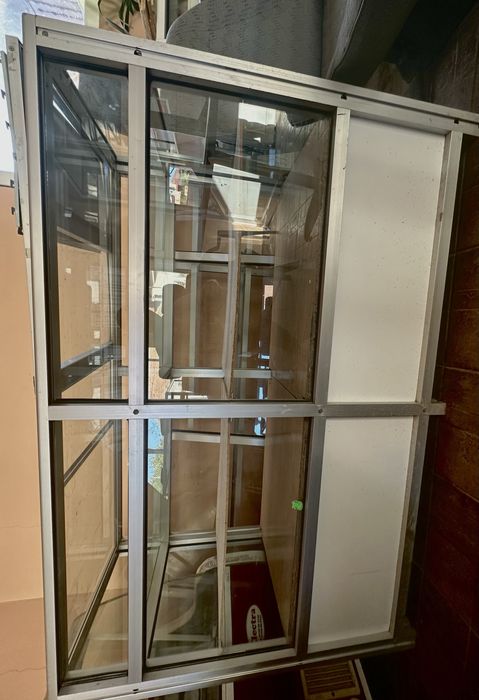 Vitrina mezeluri si rafturi marfa