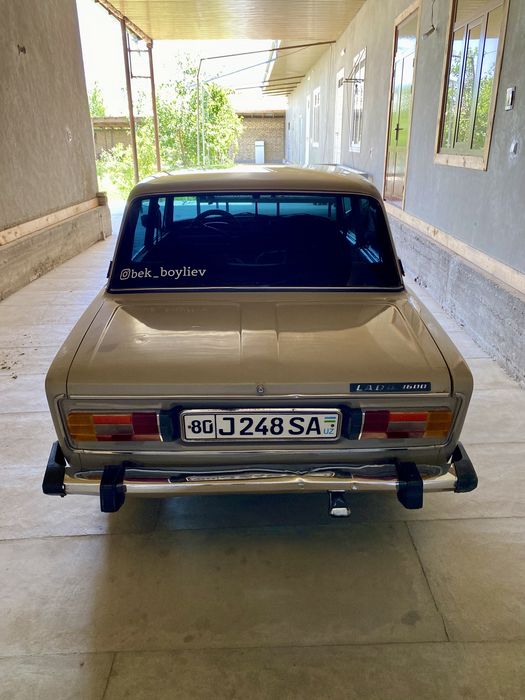 Lada 2106.