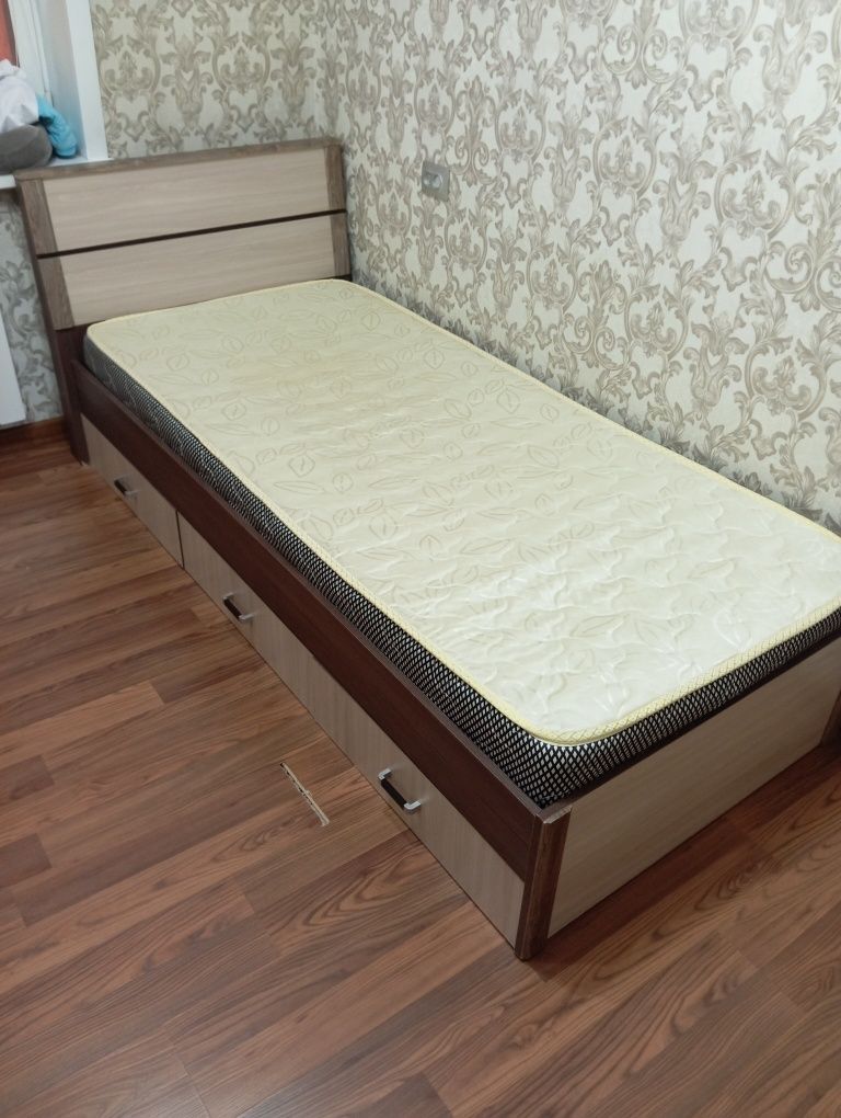 Продам кровать с матрацом