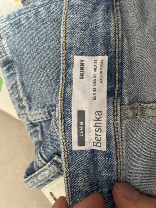 Vând blugi  bărbați bershka mărime 32