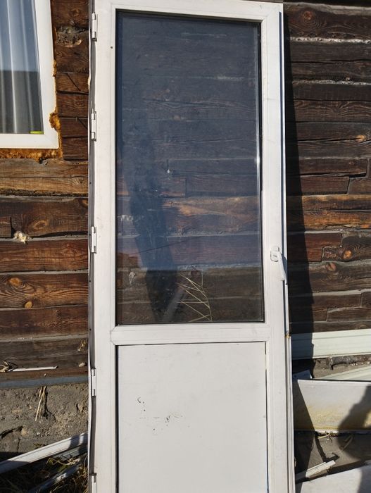 Продам пластиковую дверь 200*80 см