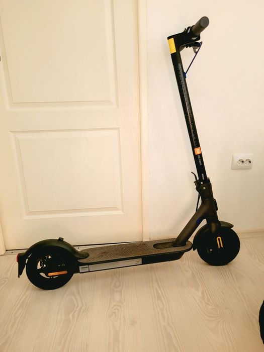 Vând trotineta electrică foarte puțin folosită.