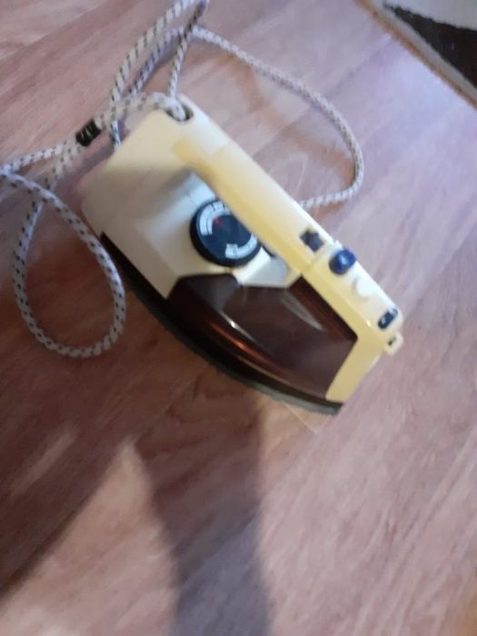 Продаю утюг паровой.