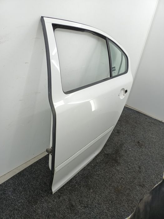 Dezmembrez Usa stanga spate de pe Skoda OCTAVIA 2009-2014