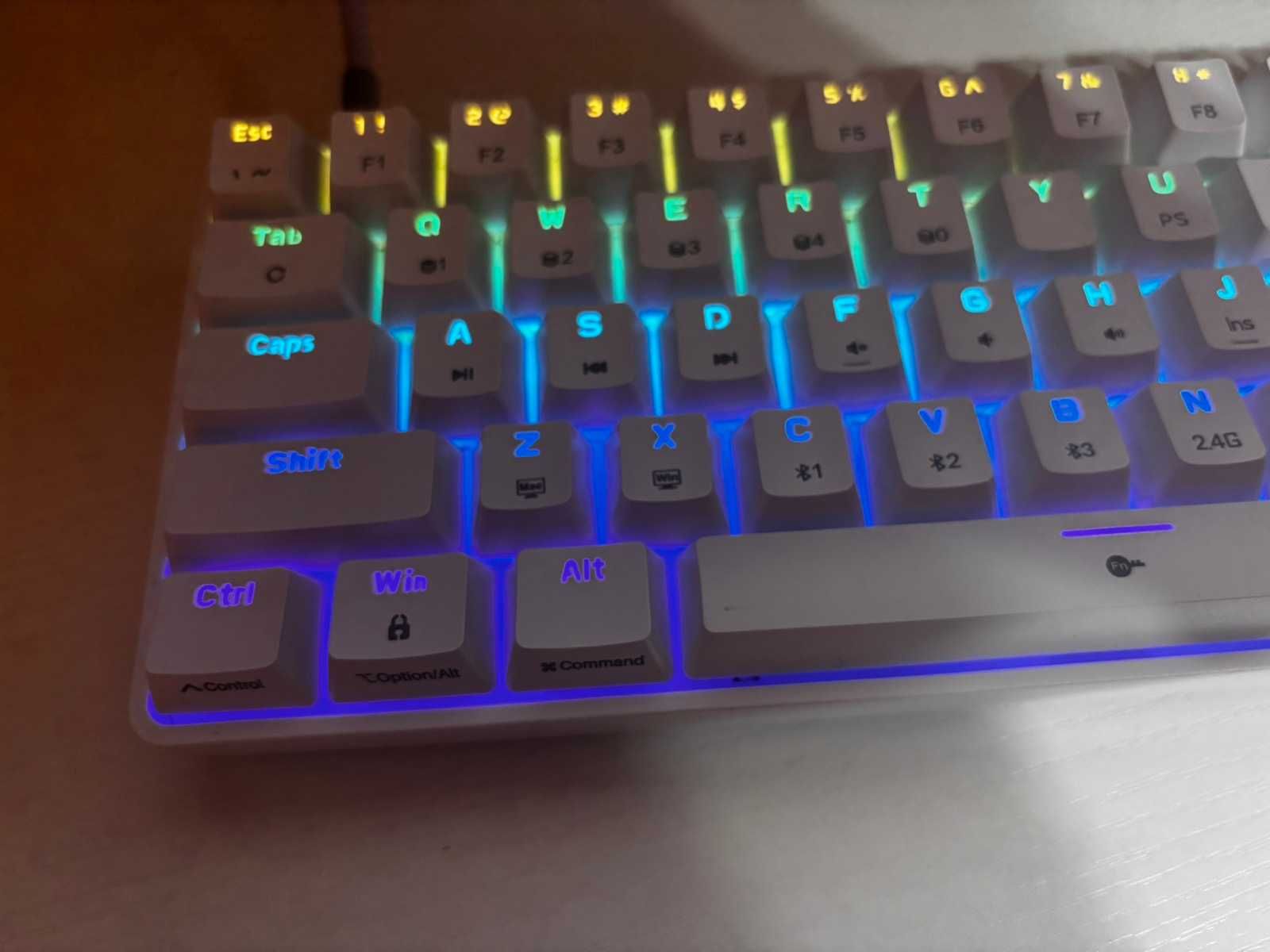 Безжична геймърска клавиатура със blue clicky switch
