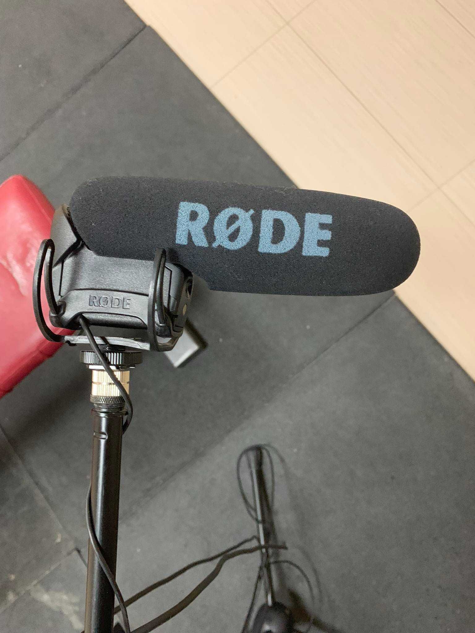 Микрофон Rode Videomic Pro Rycote + Подарък - стенд за микрофон