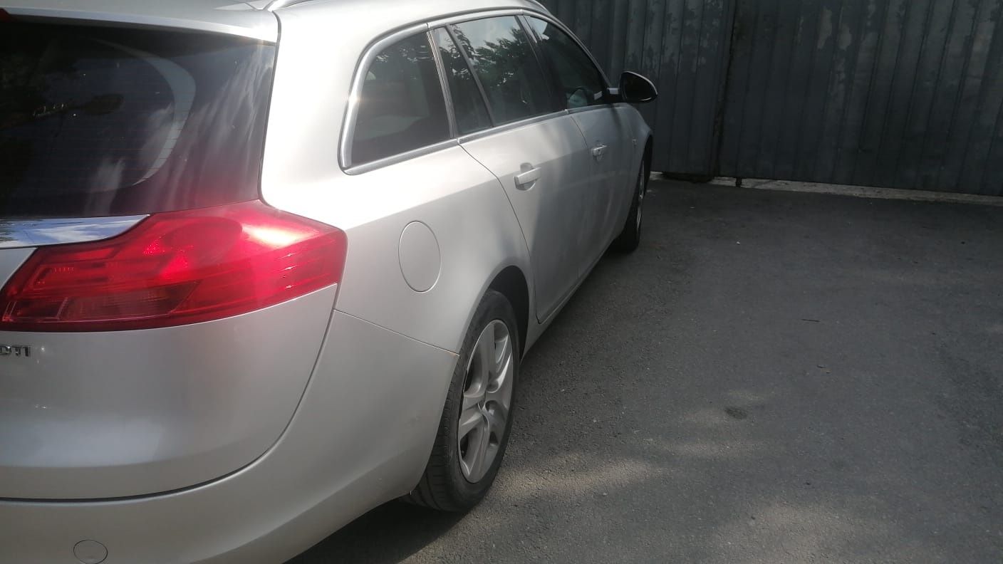 Dezmembrez Opel Insignia Combi 2010