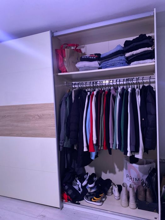 Vând dulap cu uși glisante