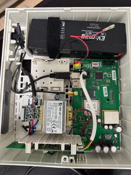 SISTEM ALARMA JABLOTRON (Centrala, Modul, Sirena, 3 Senzori (PIR)