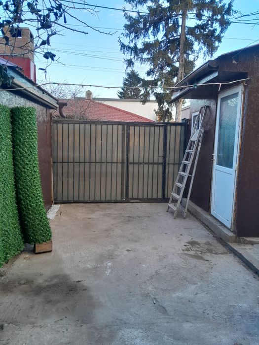 Închiriez casa la curte!!