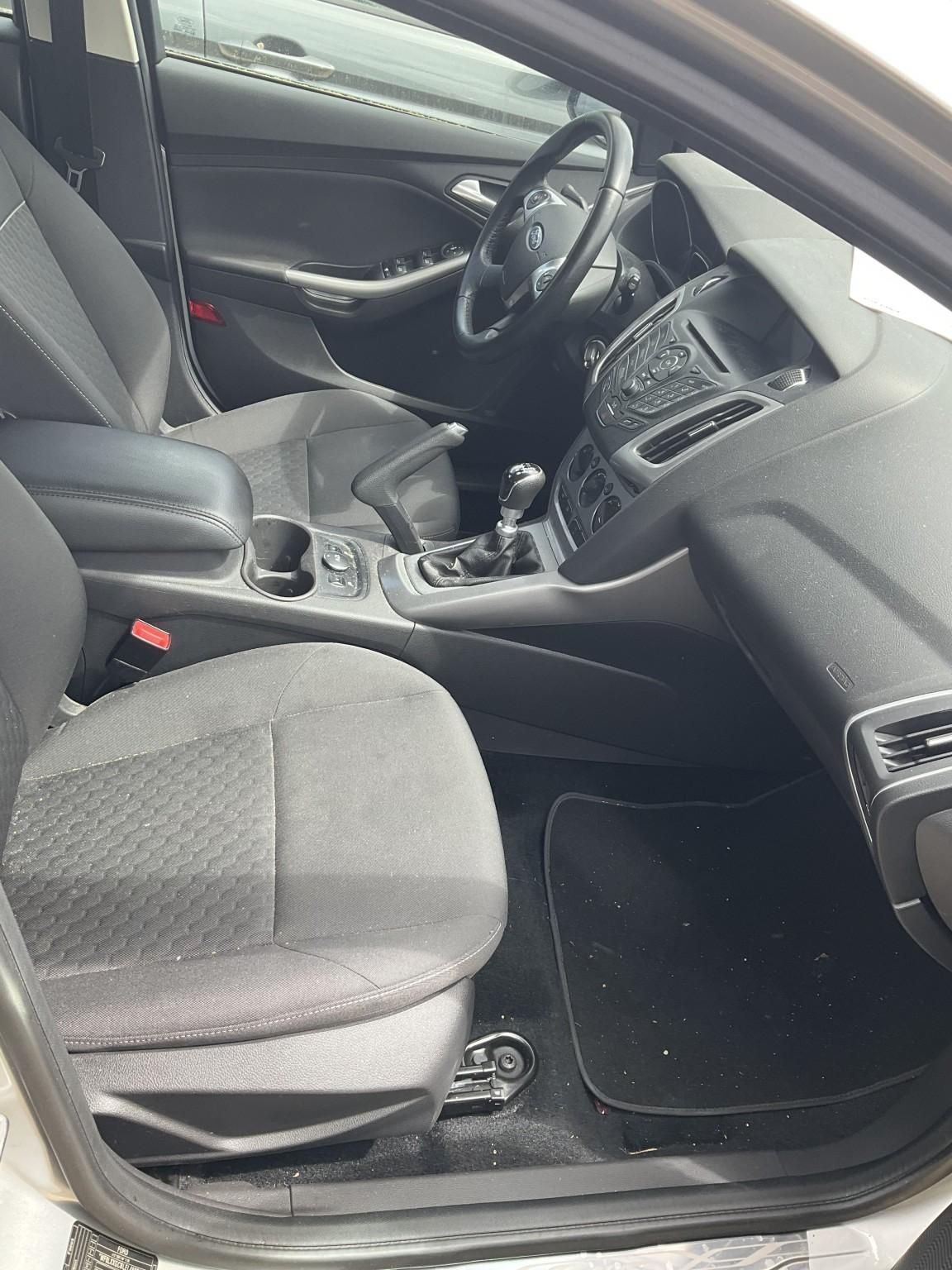 Dezmembrez Ford focus mk3 motor 1l benzina