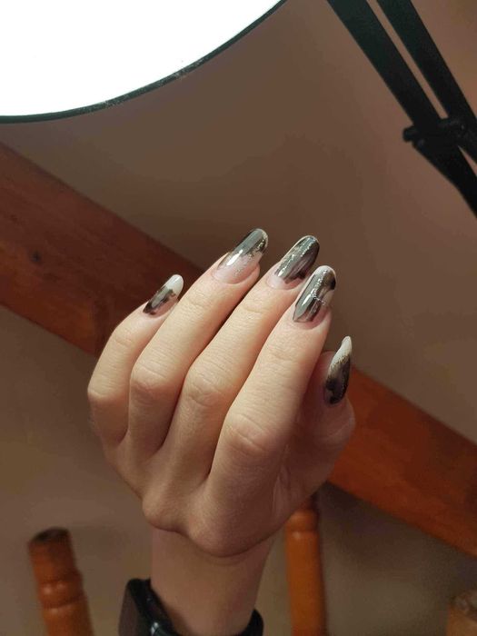 Realizez manichiura cu gel, polygel, acril si oja semipermanenta