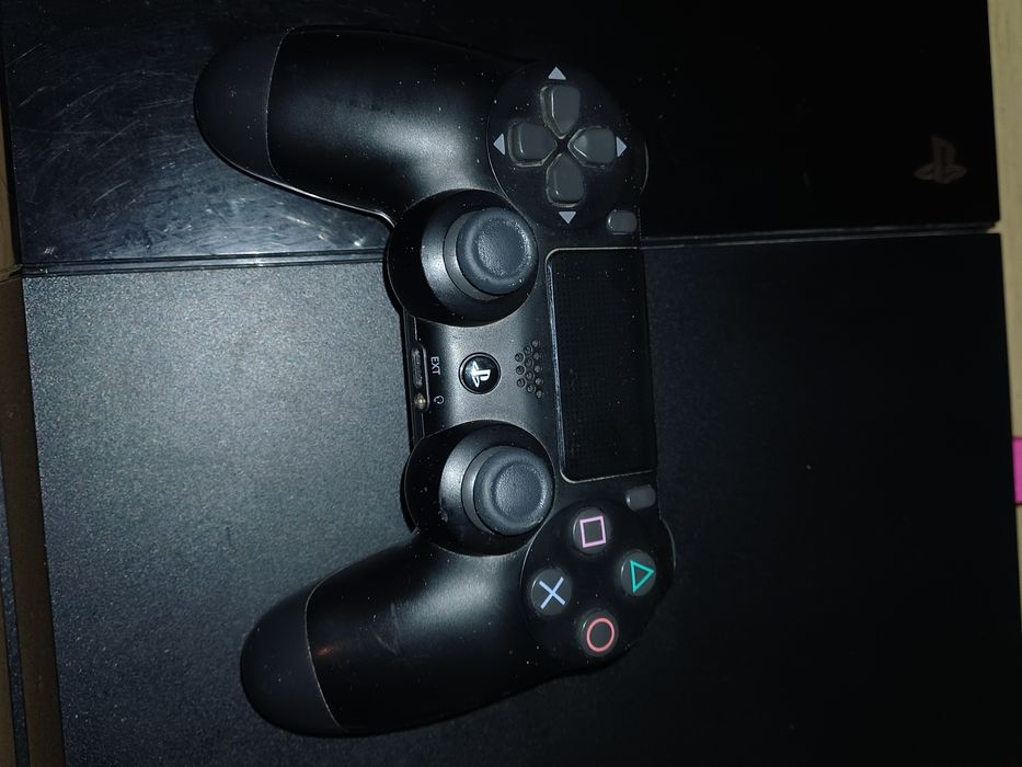 se vinde play station 4 cu doua jocuri si un controller