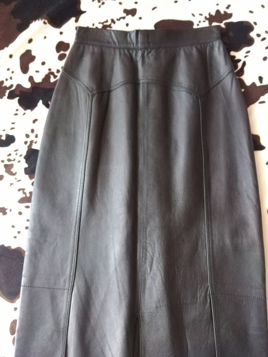 Черна пола от естествена кожа.