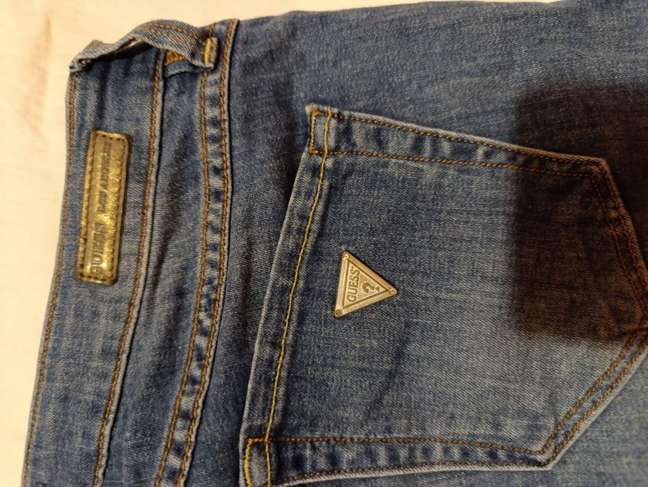 Vând 2 perechi blugi Guess