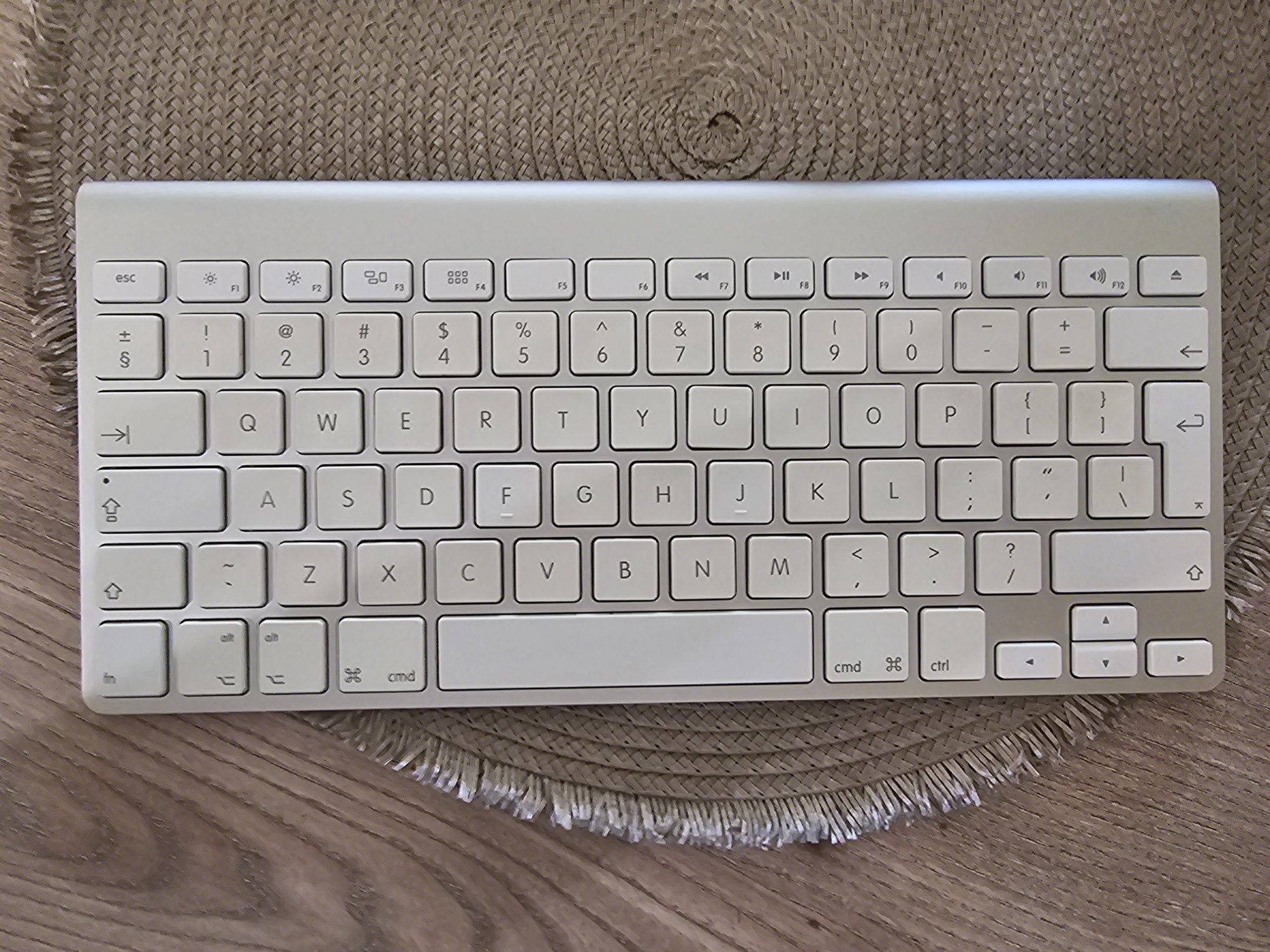 Apple Wireless Keyboard A1314 или жична A1243 - последни.