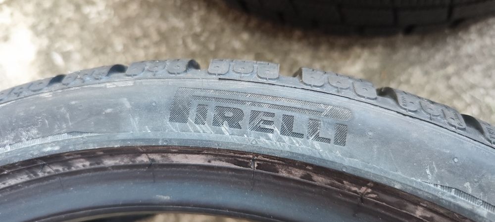 Vând 4 cauciucuri Pirelli 245 35 R19