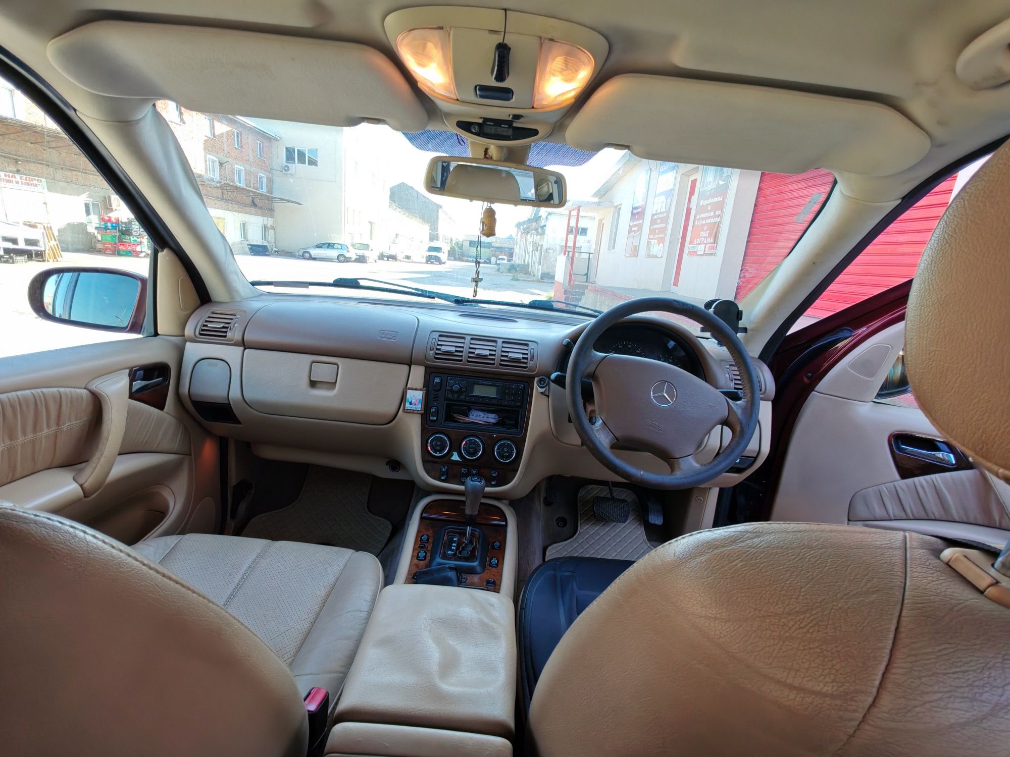 Mercedes ML 2.7 с десен волан