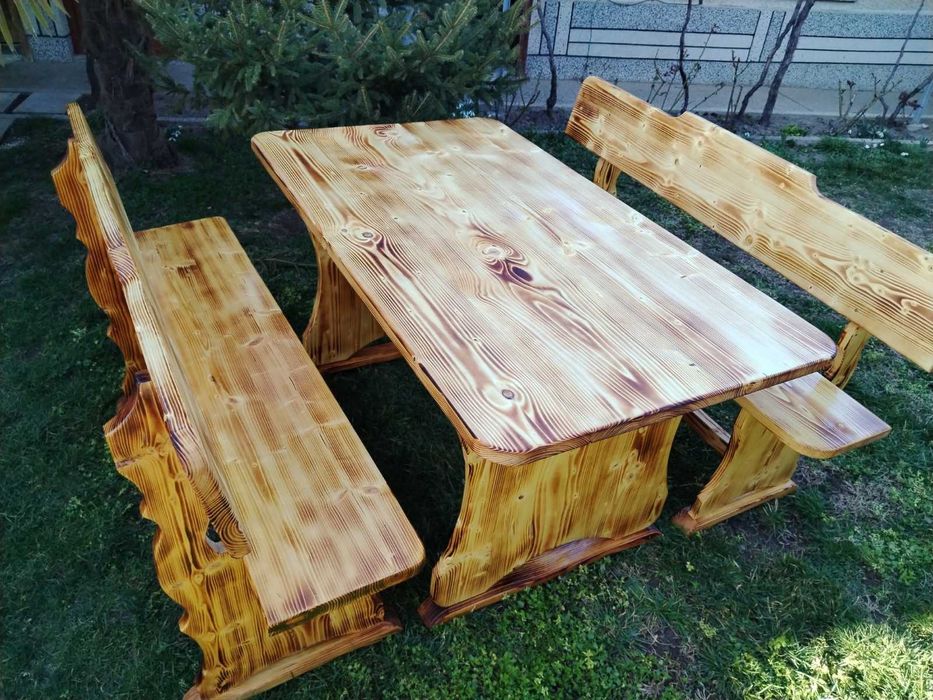 Маса с пейки .                    ,