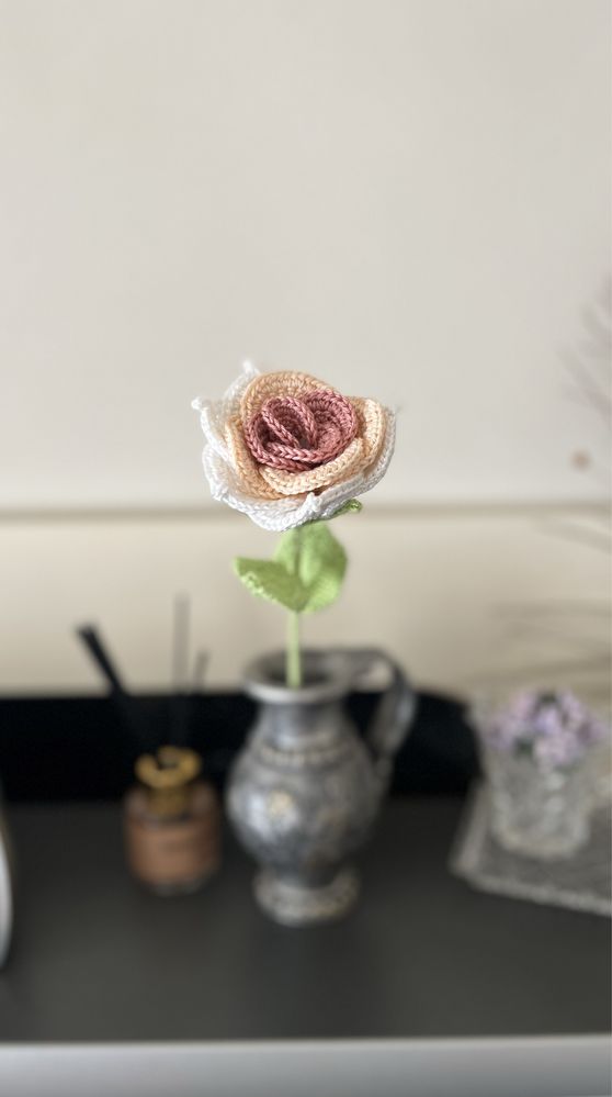 Ръчно изработена роза, плетена на една кука