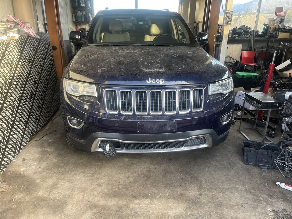 Продавам jeep wk2 на части