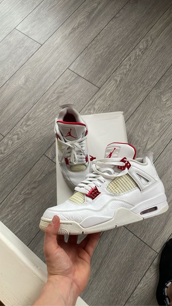 Air Jordan 4 Retro "Metallic Pack - University Red"