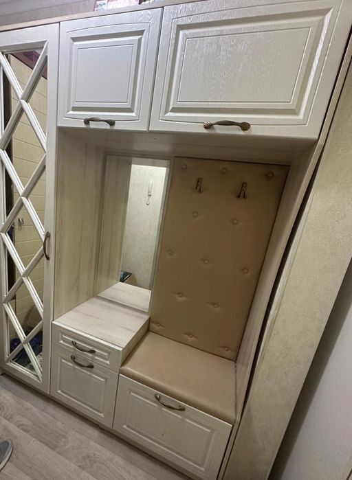 Продаем прихожую