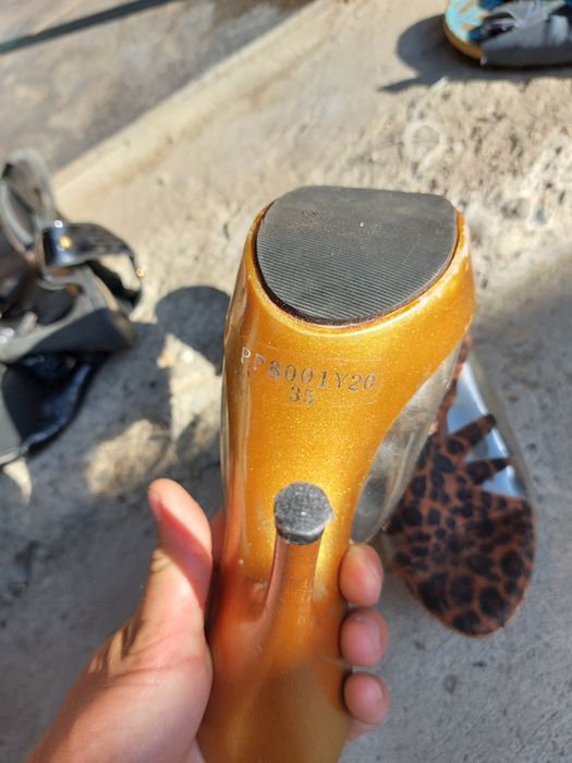 Pantofi cu toc aurii