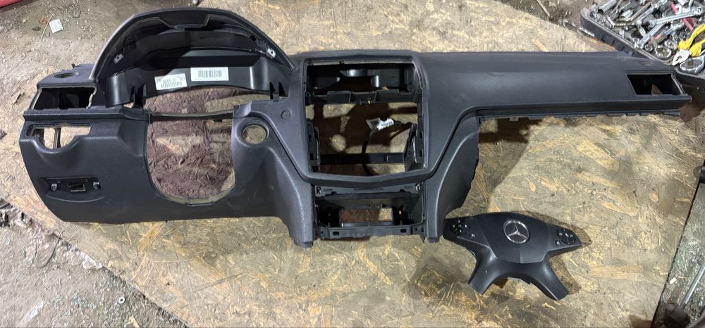 Mercedes w204 2009 година Арматурно Табло с бег в него и бег волан