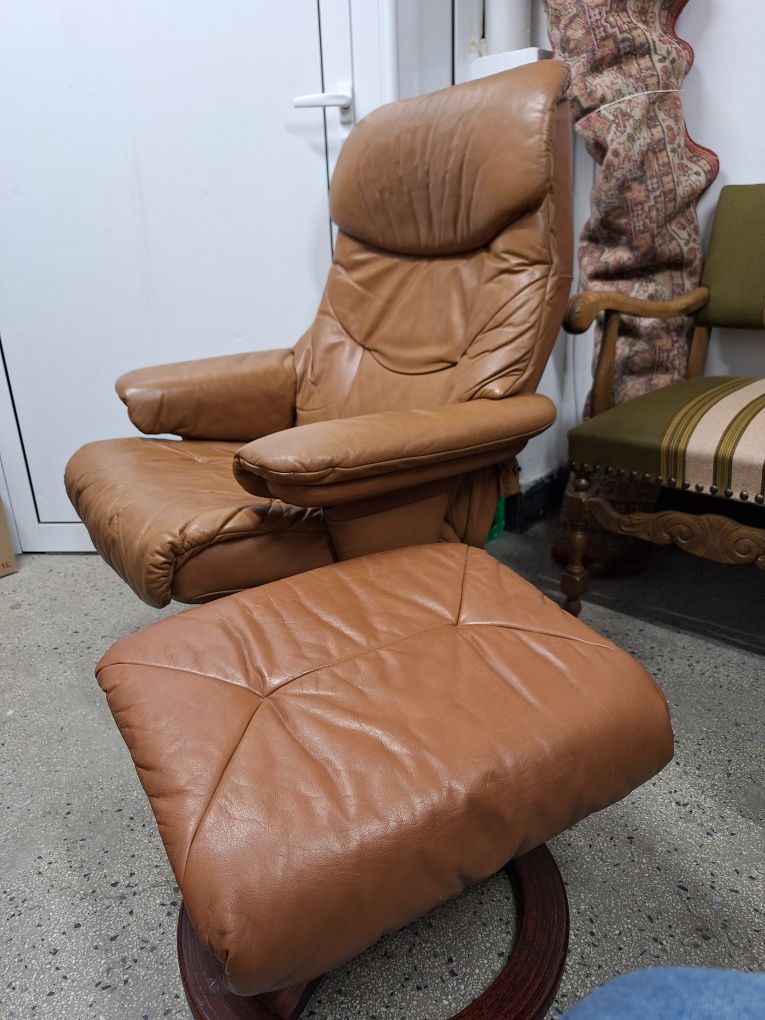 Фотьойл, кресло от естествена кожа със зони за релакс и отоманка