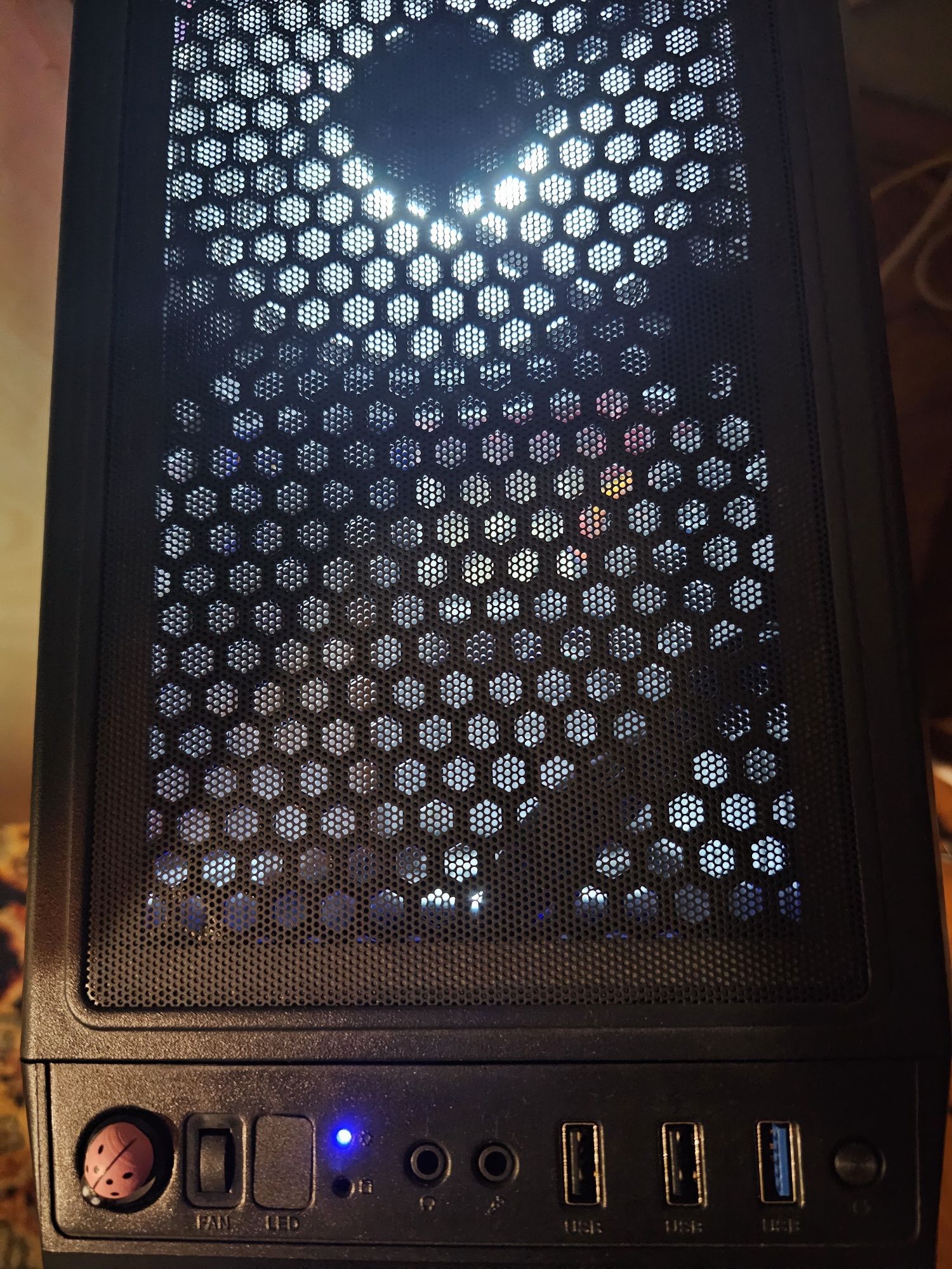 Геймърски компютър с Rtx 3060 ti, Ryzen 5 5600G