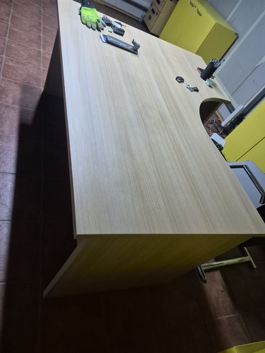 Vând birou din lemn in stare foarte bună