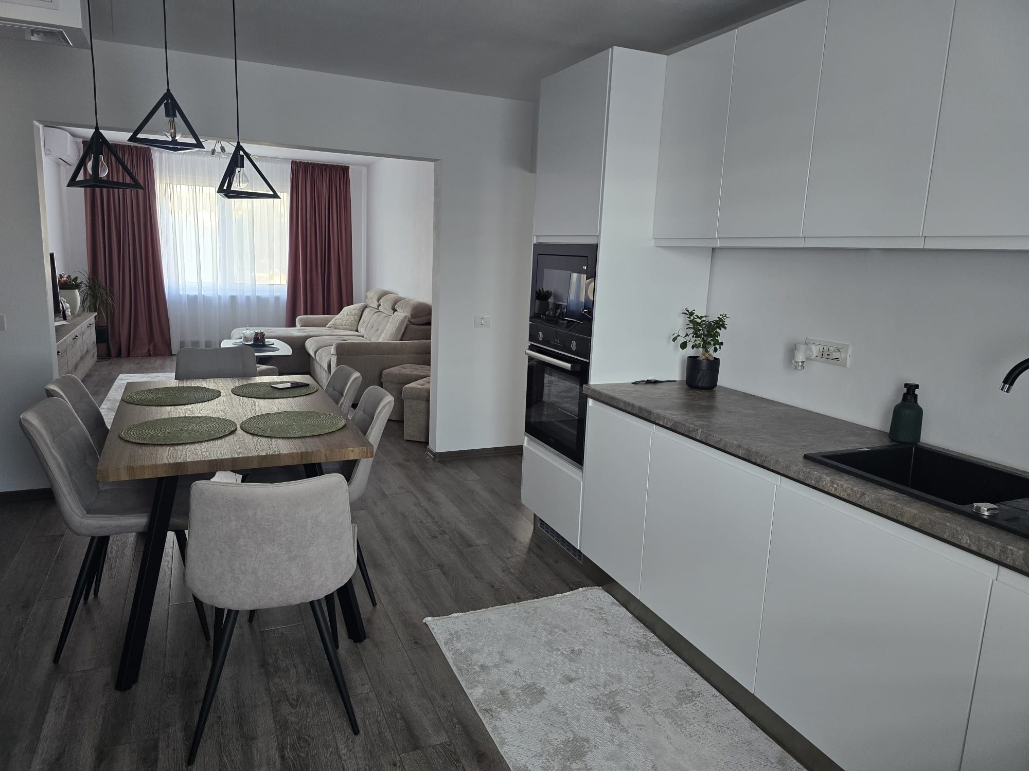 Apartament 3 camere, 2 bai, etaj 4, Unirii
