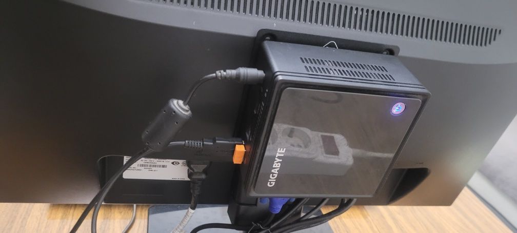 Миникомпьютер "GIGABAYT" и 3Д монитор LG комплект