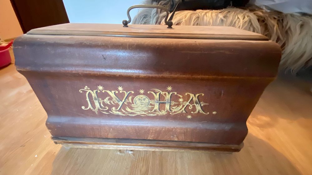 Стара шевна машина в кутия