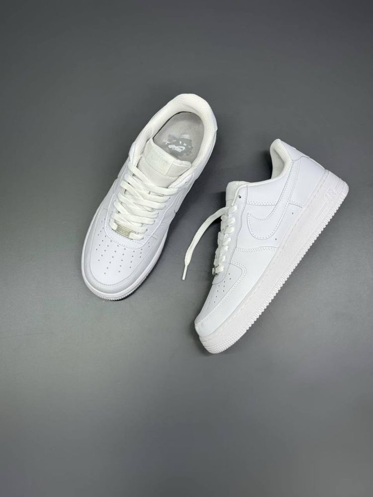 Adidasi nike air force 1 triple white si black