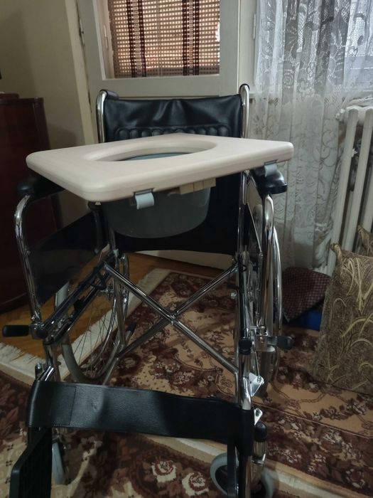 Scaun cu rotile si vas de toaleta