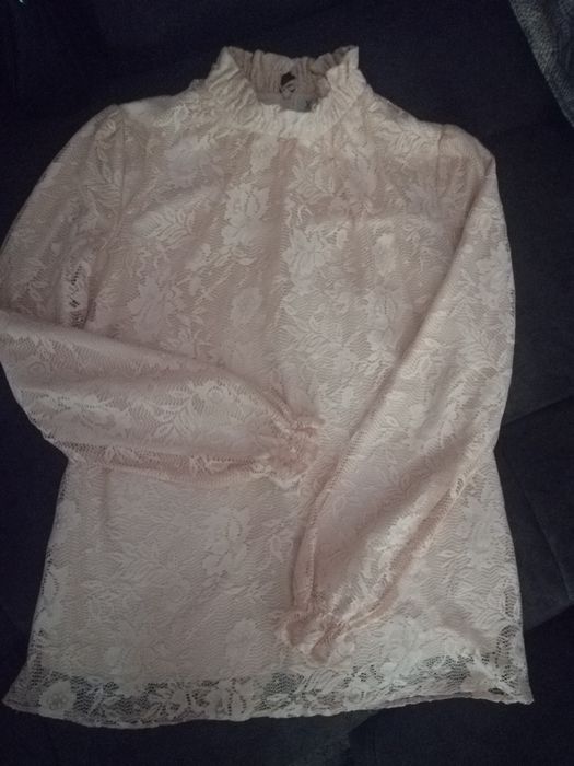 Женская блузка из гипюра нежного цвета