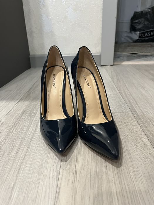 Продам кожаные туфли Basconi