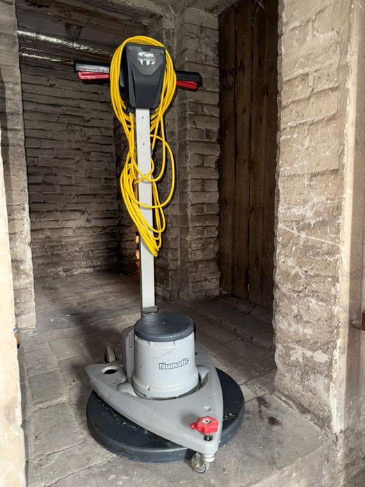 Mașină de lustruit pardoseli mari și mici – model premium Numatic