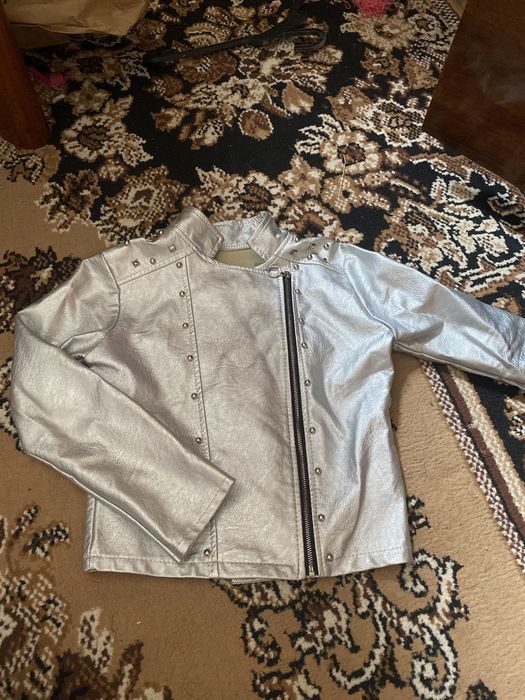 Geaca din piele argintie