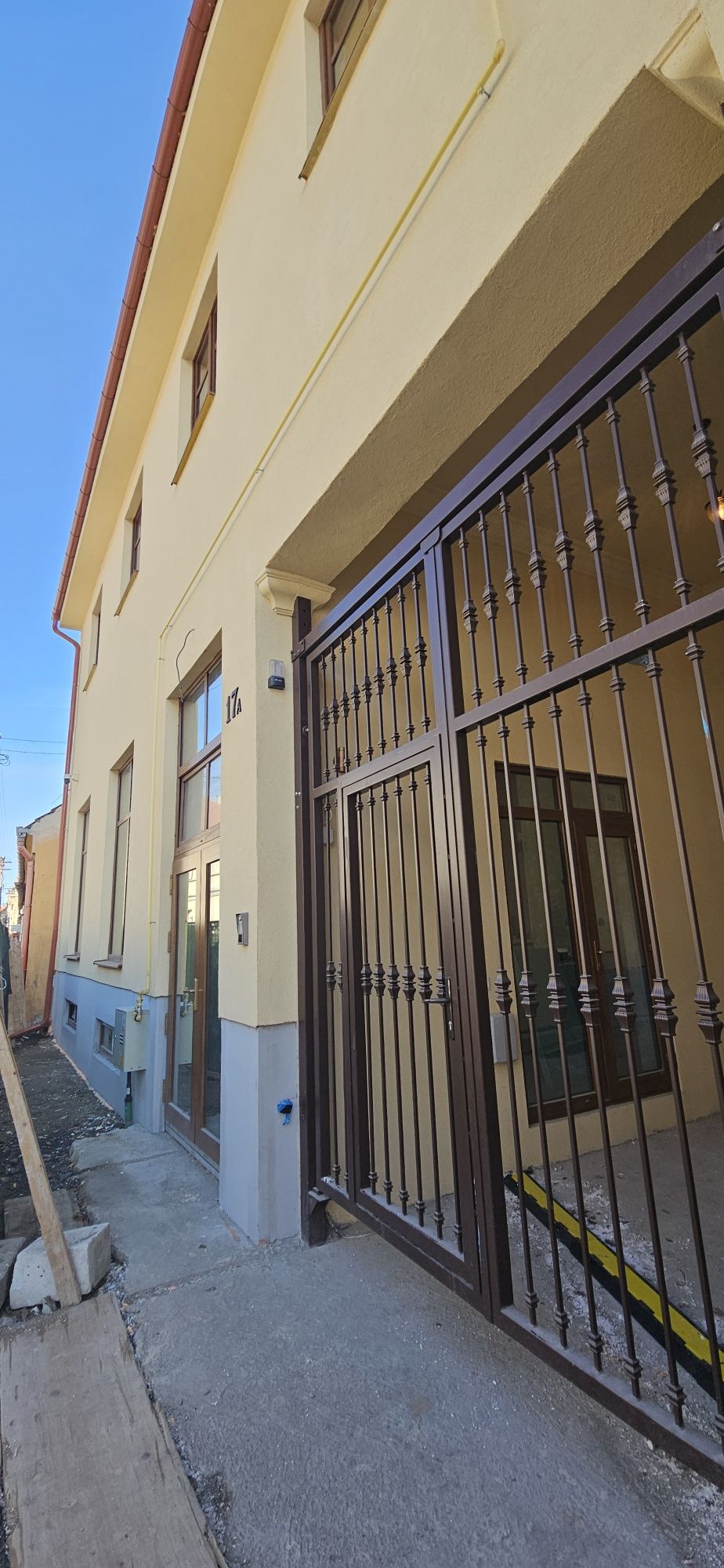 Închiriez 2 spatii comerciale str G Coșbuc