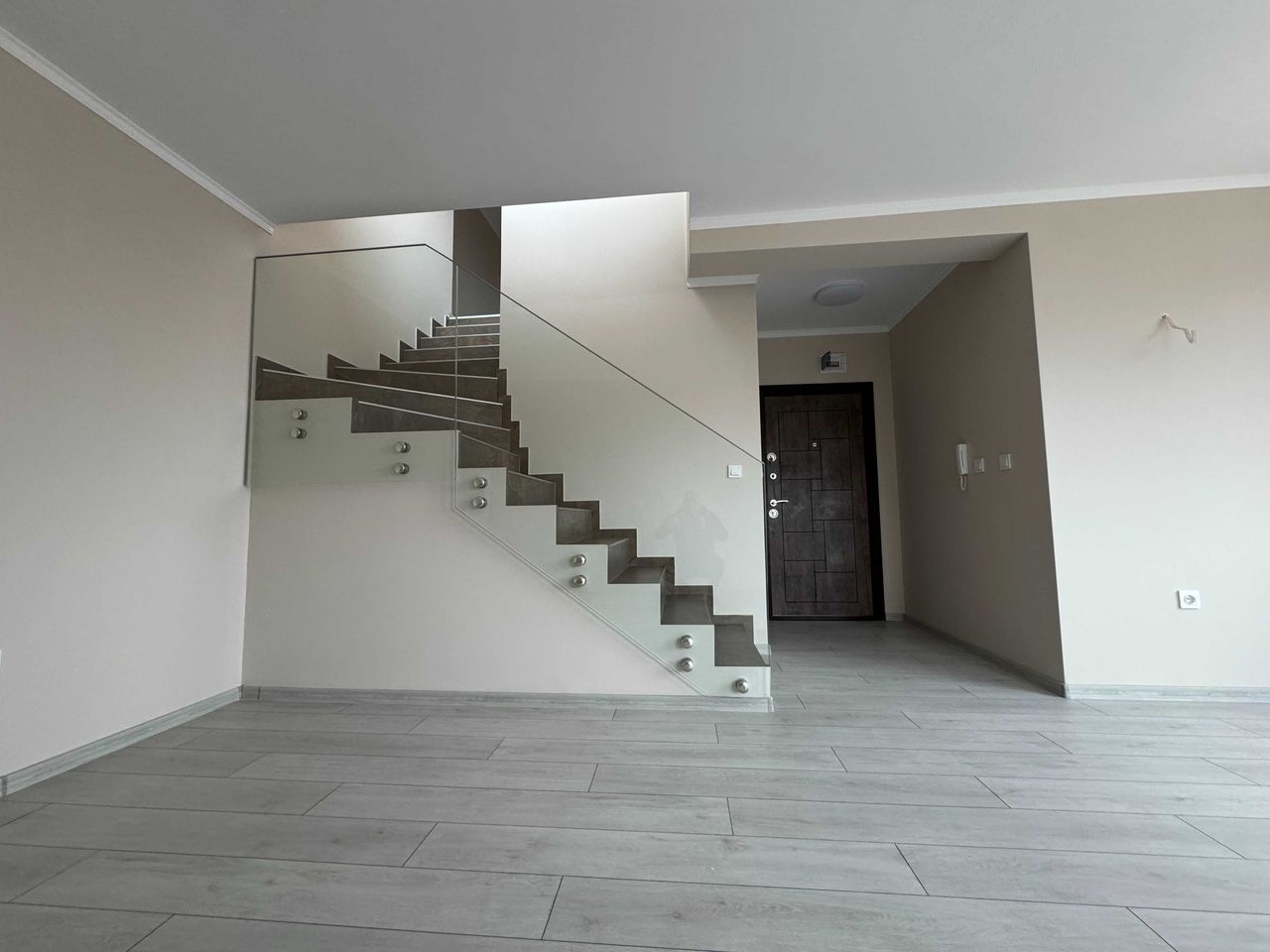 Продава се Тристаен апартамент в Търговище, Вароша - 179 кв.м за 823 €/кв.м - Снимка #2